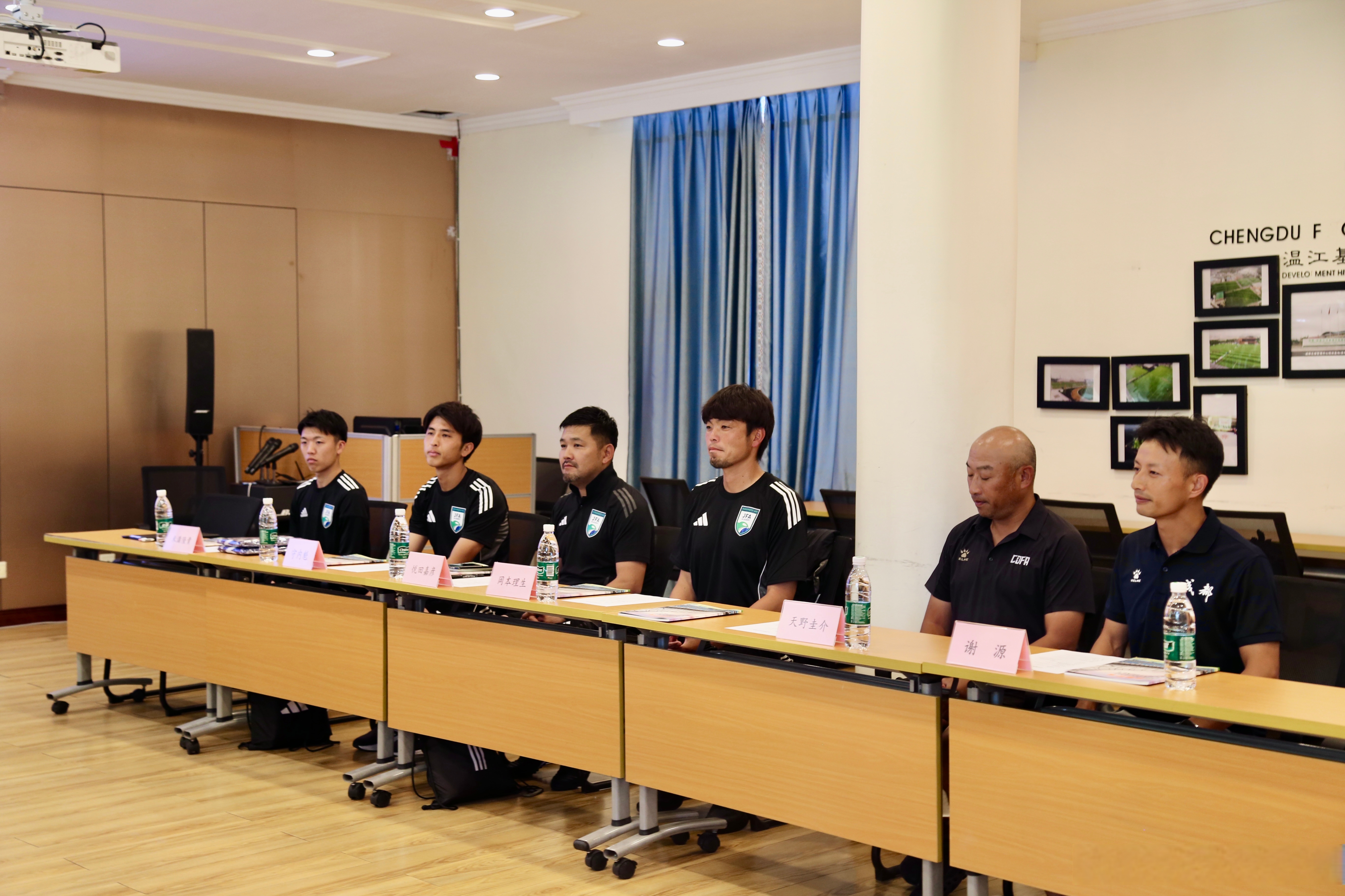 爱游戏客户端-包含成都蓉城训练开放日；今晚回应争议引欢呼；英超在即；团队化学反应显著的词条