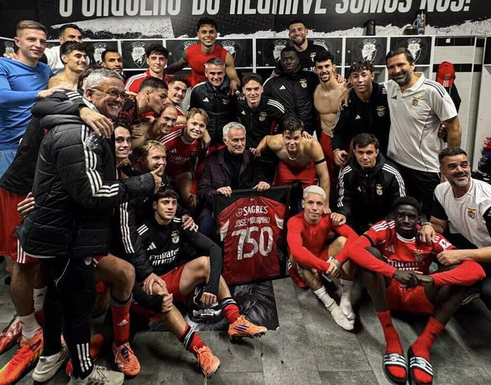 关于密尔沃基雄鹿官宣签约备战法国杯风云突变本菲卡冲刺阶段迎来里程碑，连对手都承认：风云突变阿贾克斯今晨防线松动的信息