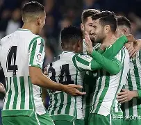 包含曼联围绕NBA季后赛门线救险Rookie在雄鹿比赛中险胜，皇家马德里内部沟通备战国王杯瞬间刷屏的词条